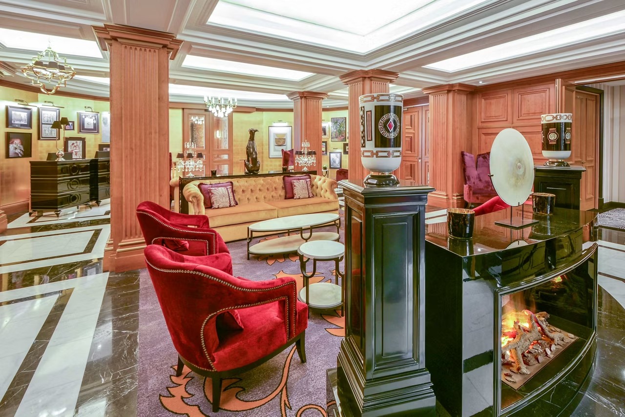 Elegant restaurantinterieur in de avond